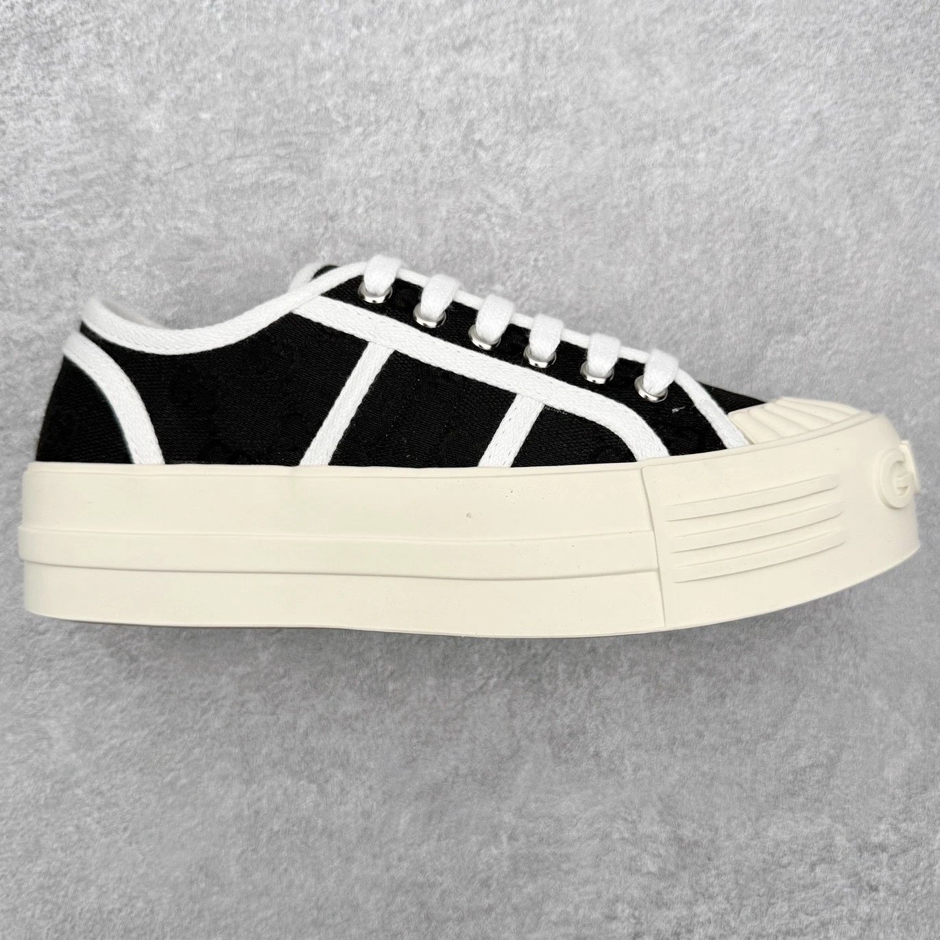 Gucci Sneakers Low-Top Platform GG Monogram Canvas — Black