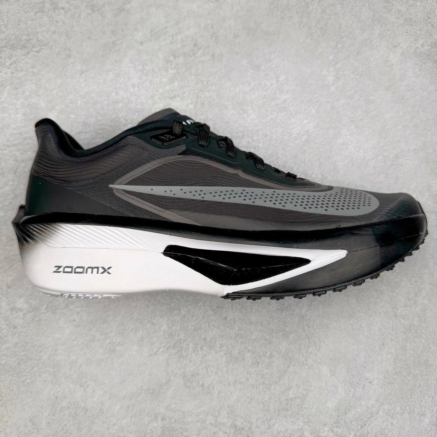 Nike Sneakers ZoomX low-top running with mesh upper and thick foam sole — Black and white