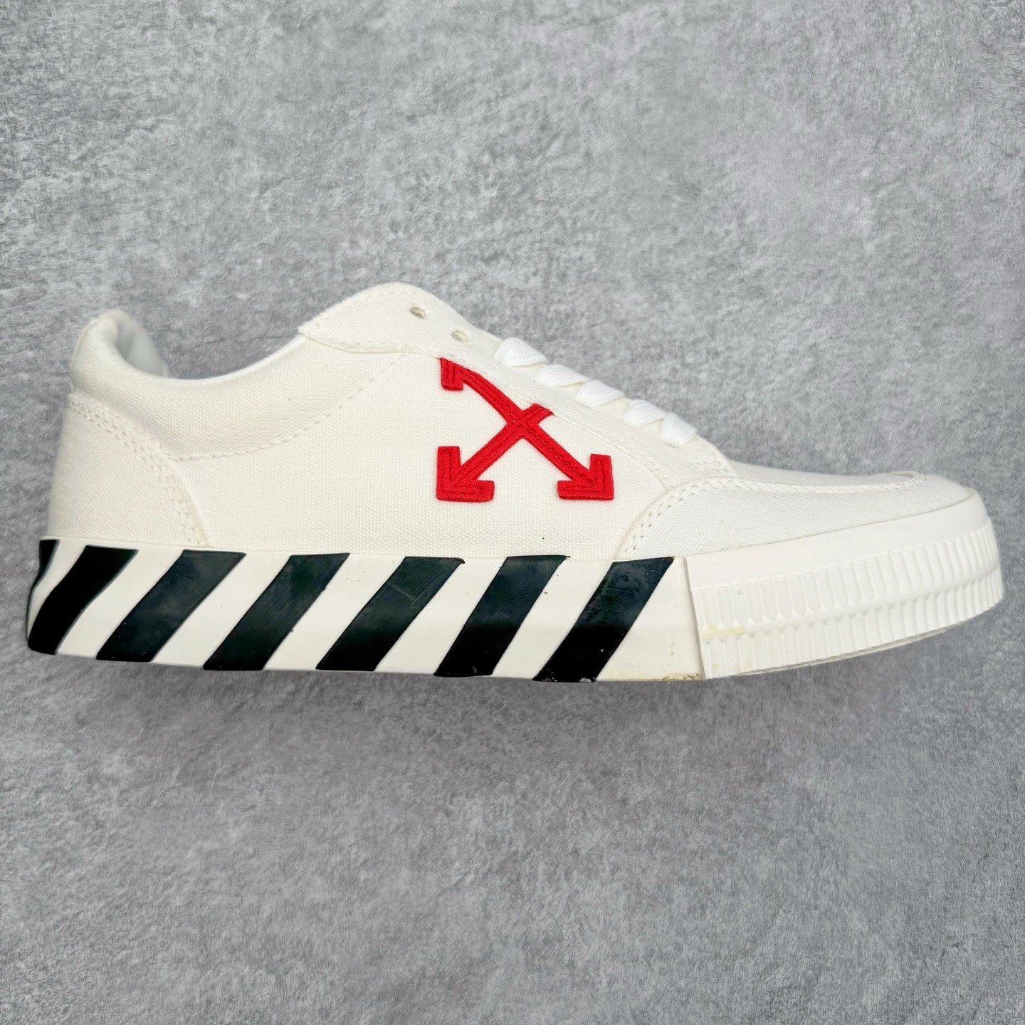 Unbranded Sneakers Low-Top Canvas with Crossed-Arrow Appliqué and Striped Sole — White and red