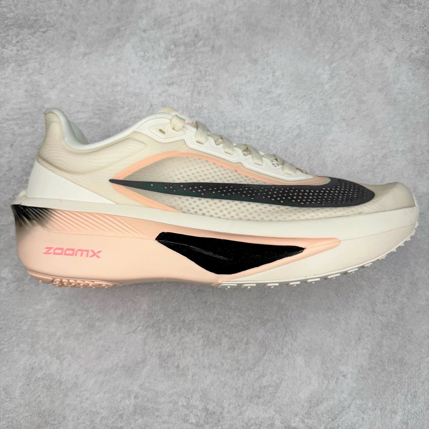 Nike Sneakers ZoomX low-top running with mesh upper and thick foam sole — Pink and white