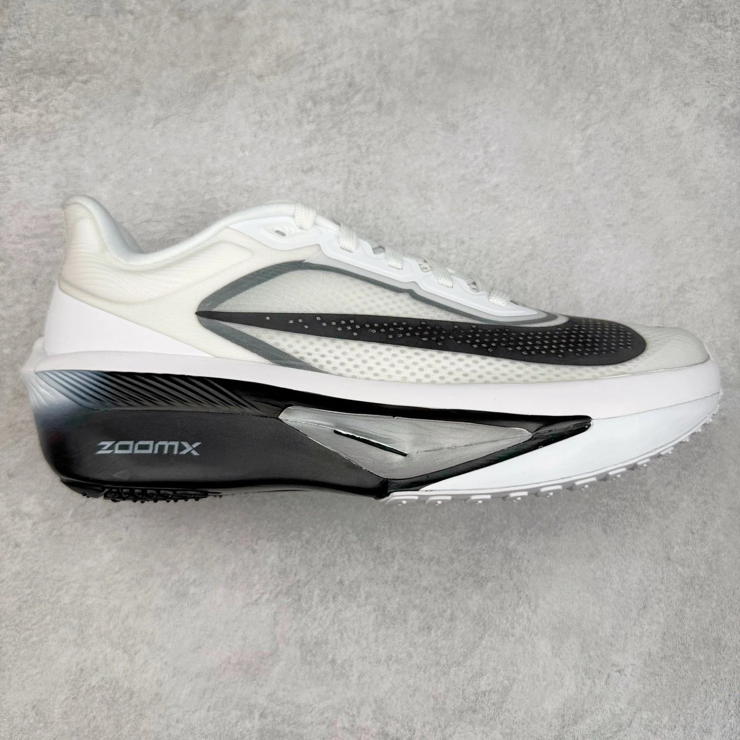 Nike Sneakers ZoomX low-top running with mesh upper and thick foam sole — Black and white