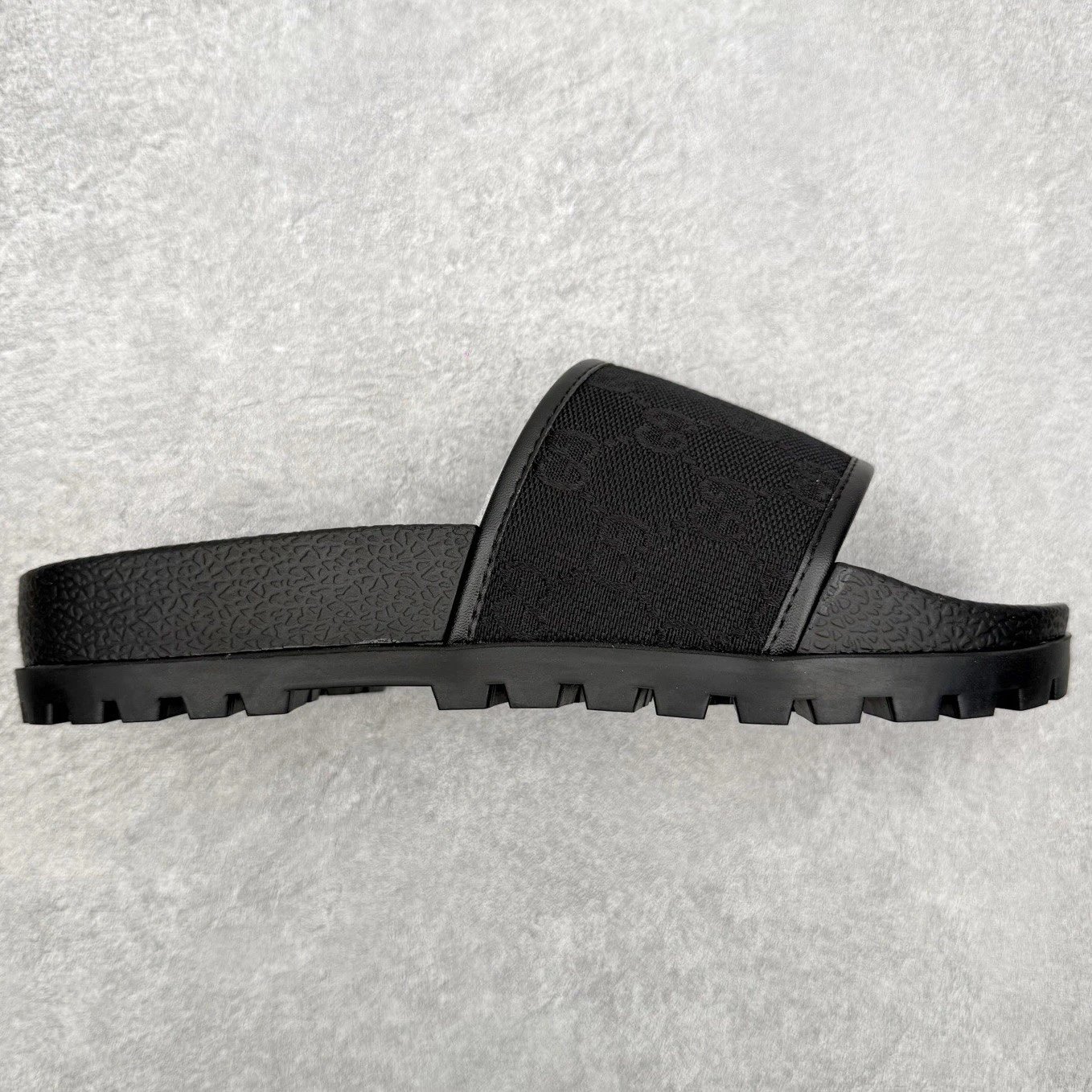 Gucci Slippers Logo-Pattern Lug-Sole Slide — Black