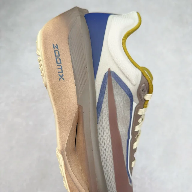 Nike Sneakers ZoomX low-top running with mesh upper and thick foam sole product detail image 24