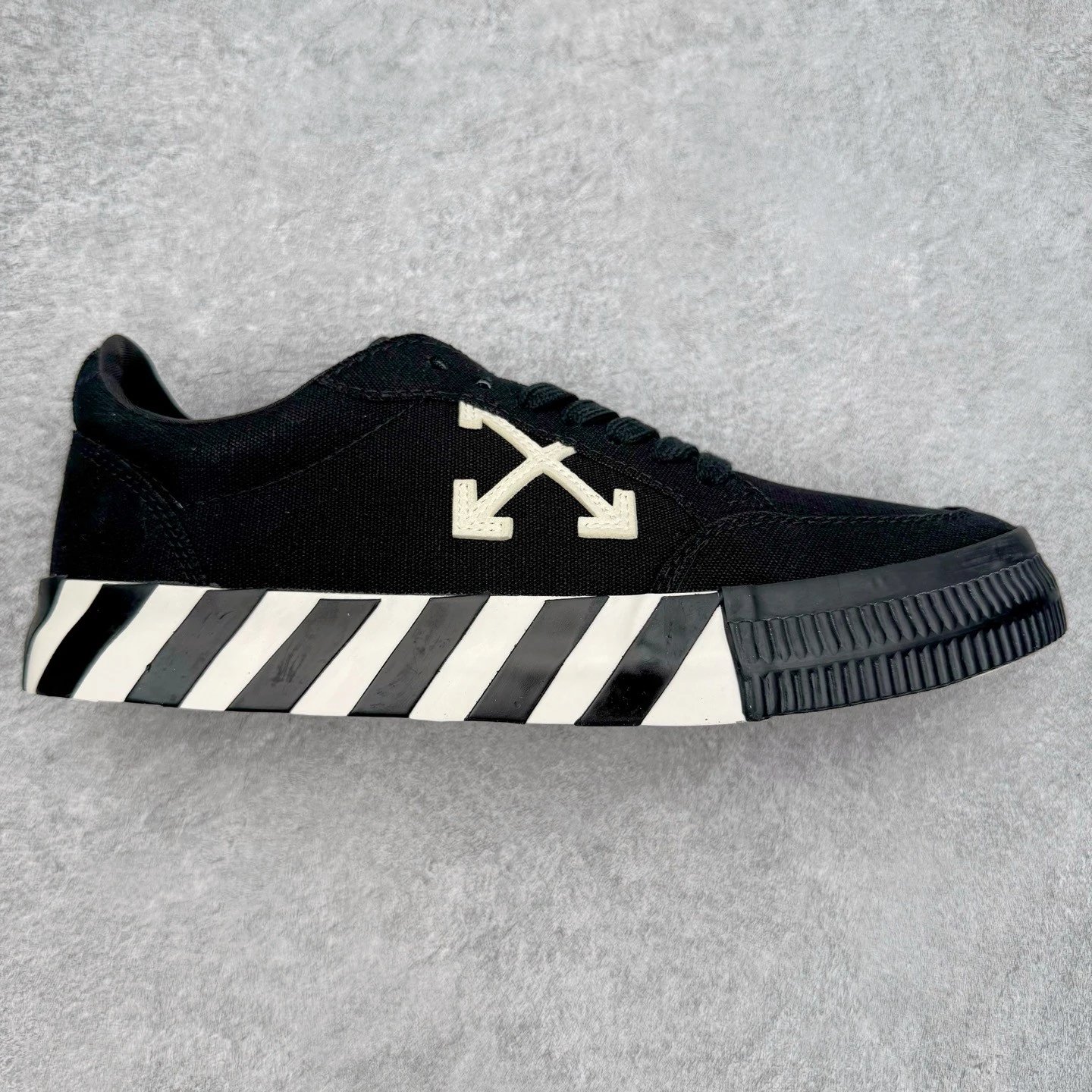 Unbranded Sneakers Low-Top Canvas with Crossed-Arrow Appliqué and Striped Sole — Black and white