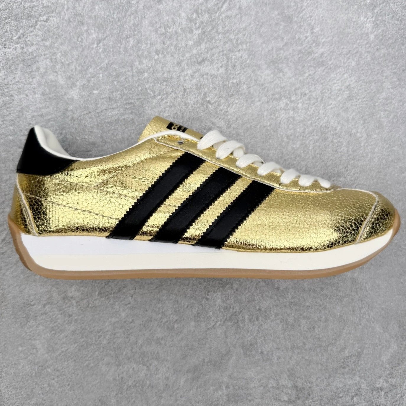Adidas Sneakers Country OG low-top three-stripe — Gold and Black