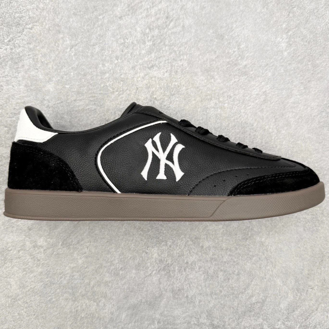 MLB Sneakers Low-Top Lace-Up with New York Yankees Logo — Black