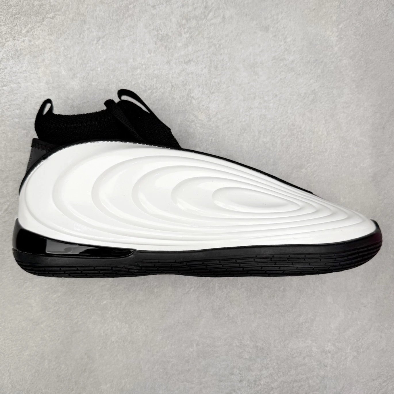Unbranded Sneakers Laceless knit basketball with sculpted concentric upper — Black and white