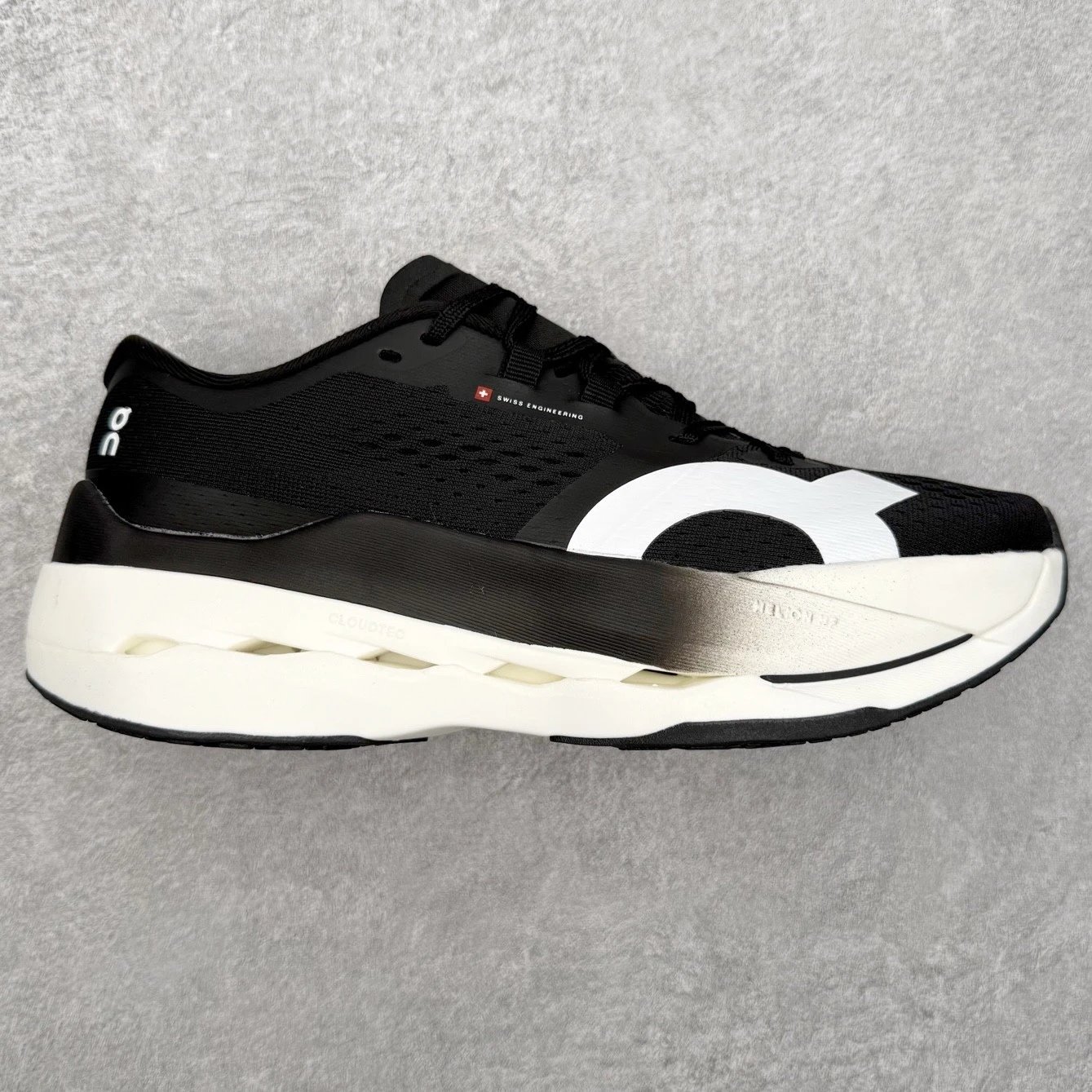 On Sneakers Cloudboom Max — Black and white