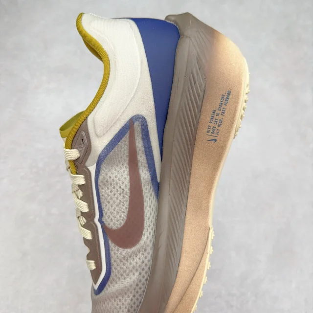 Nike Sneakers ZoomX low-top running with mesh upper and thick foam sole product detail image 25