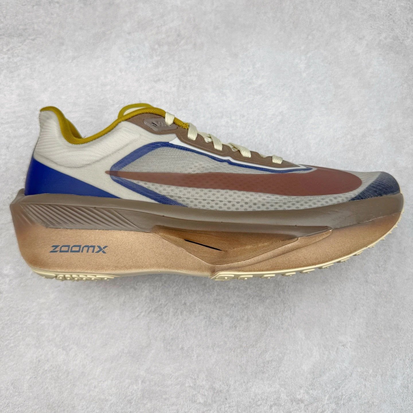 Nike Sneakers ZoomX low-top running with mesh upper and thick foam sole — Brown