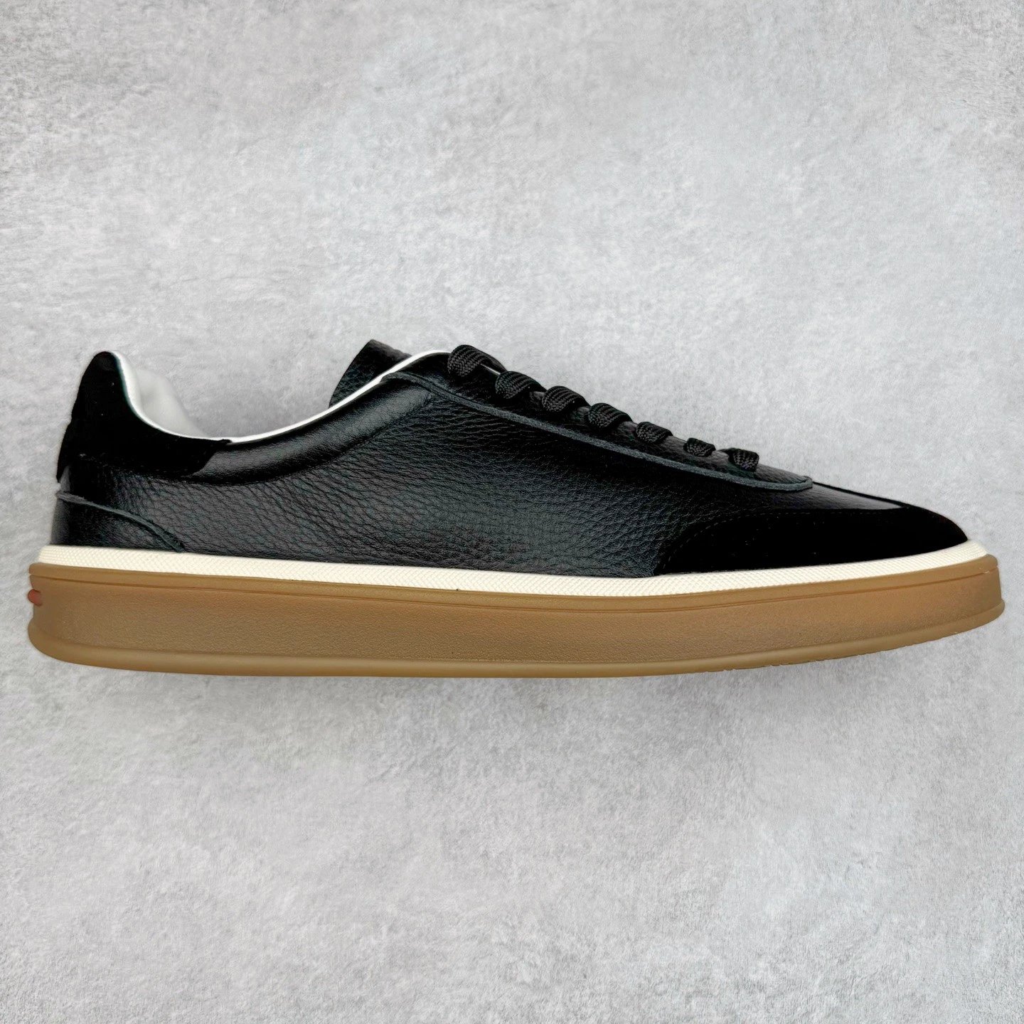 Unbranded Sneakers Low-Top Suede Gum-Sole — Black leather cover