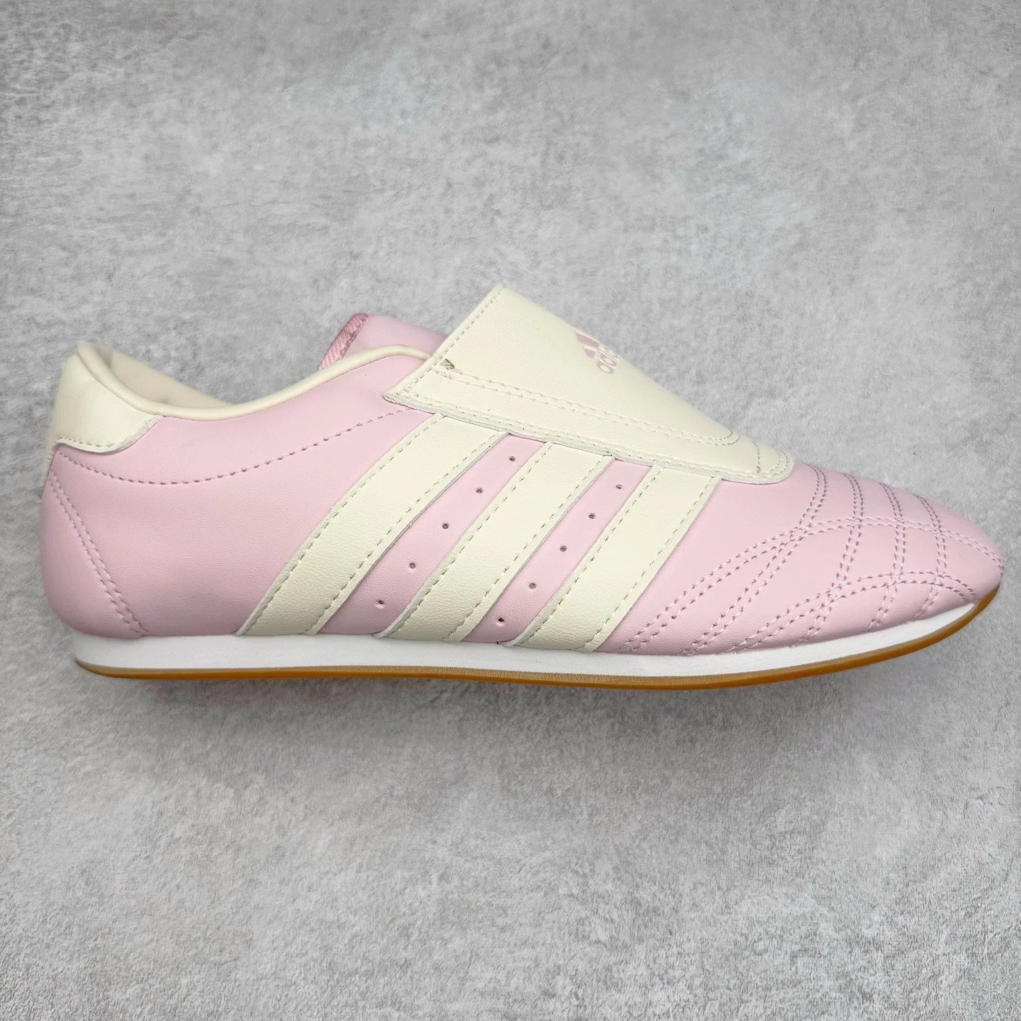 Unbranded Sneakers Low-Top Three-Stripe Martial Arts Shoes — Pink and white