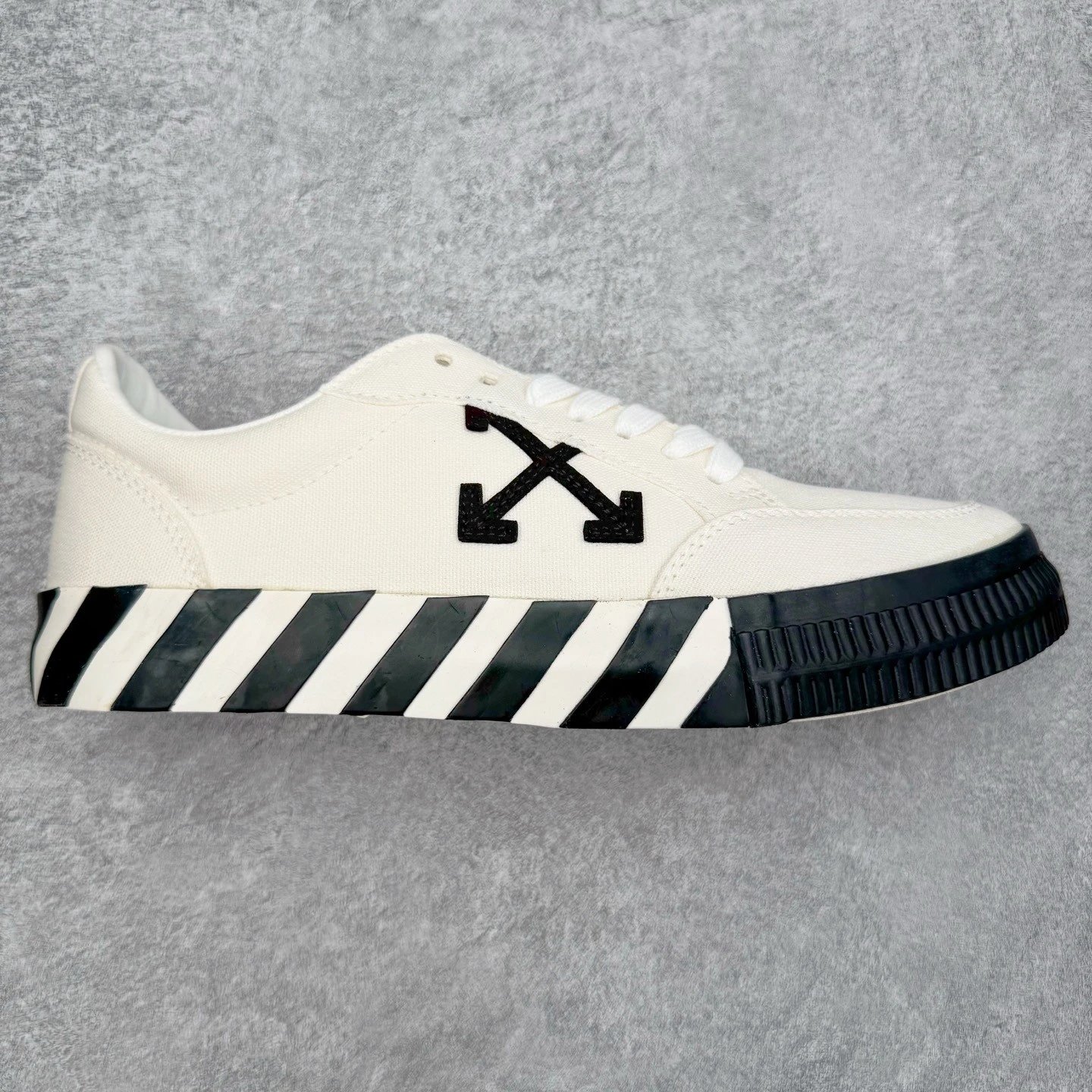 Unbranded Sneakers Low-Top Canvas with Crossed-Arrow Appliqué and Striped Sole — Black and white