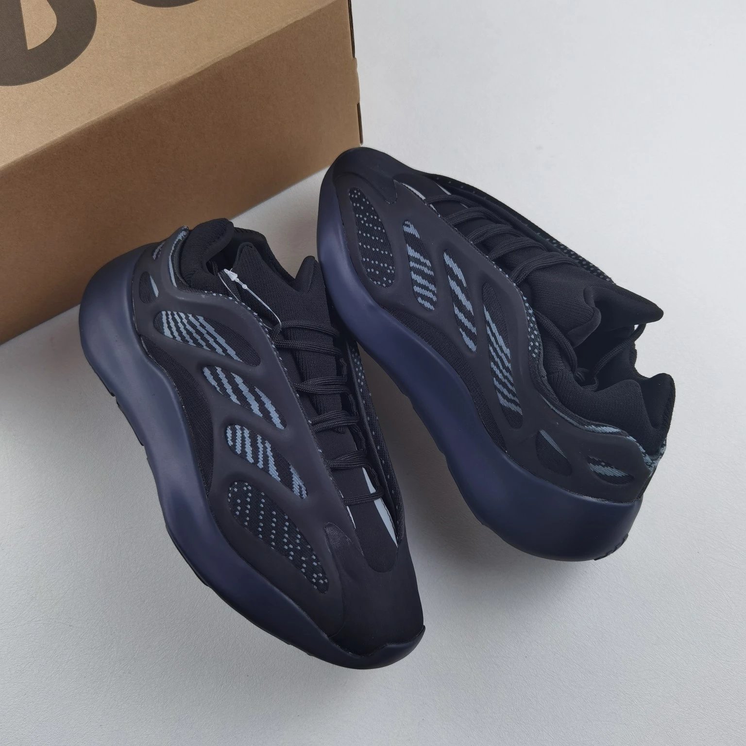 First-hand supply Adidas Originals Yeezy Boost 700 V3 Alvah Black Cushioning Wear-Resistant Low-Top Dad Shoes Unisex True to Size