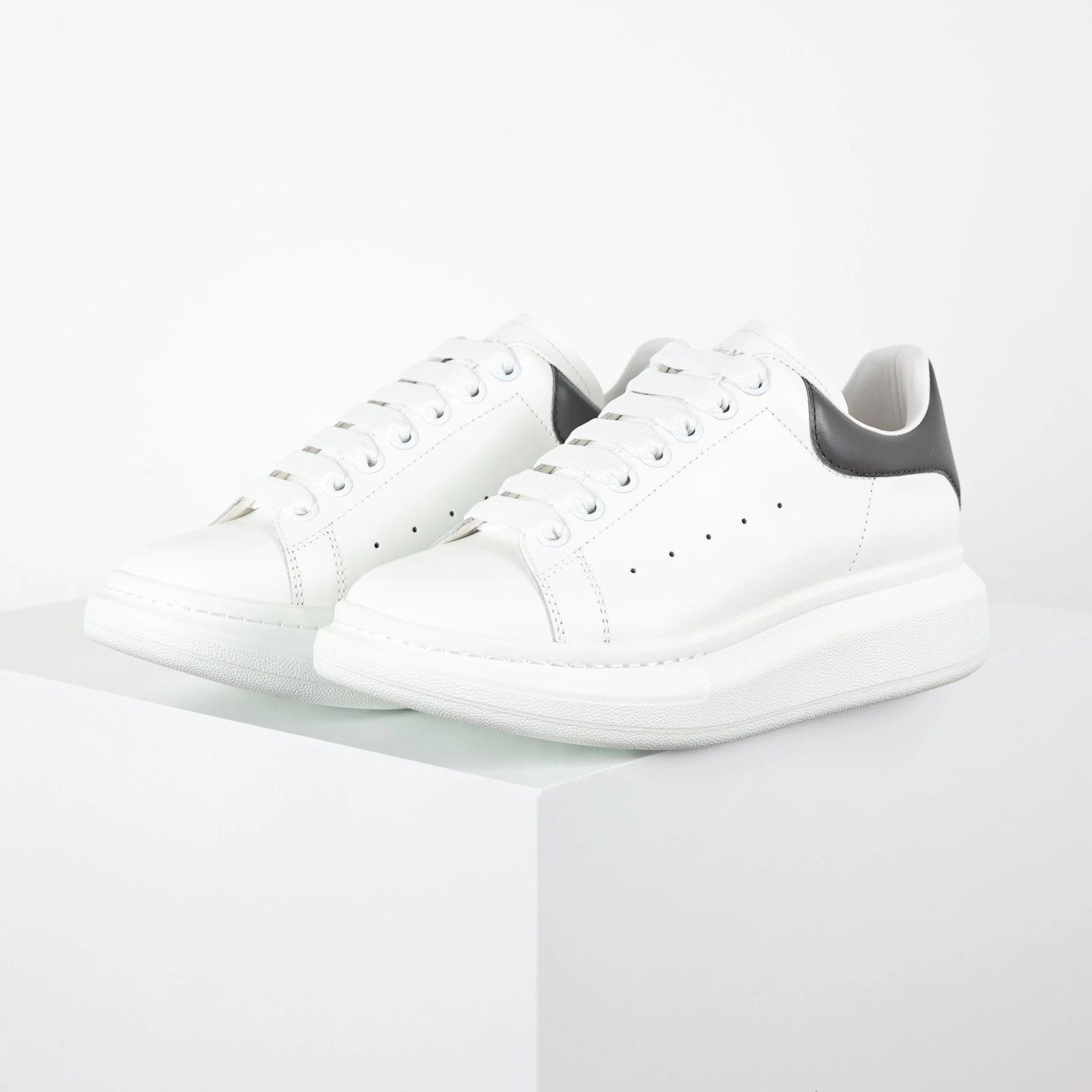 🔑W499420【渠道代工厂订单 Alexander McQueen 亚历山大麦昆小白鞋 灰皮尾】原产品质 升级原楦原纸版数据开发 全套专柜包装物及配件(附送快递加固牛皮纸盒)外盒标嵌入核心防伪