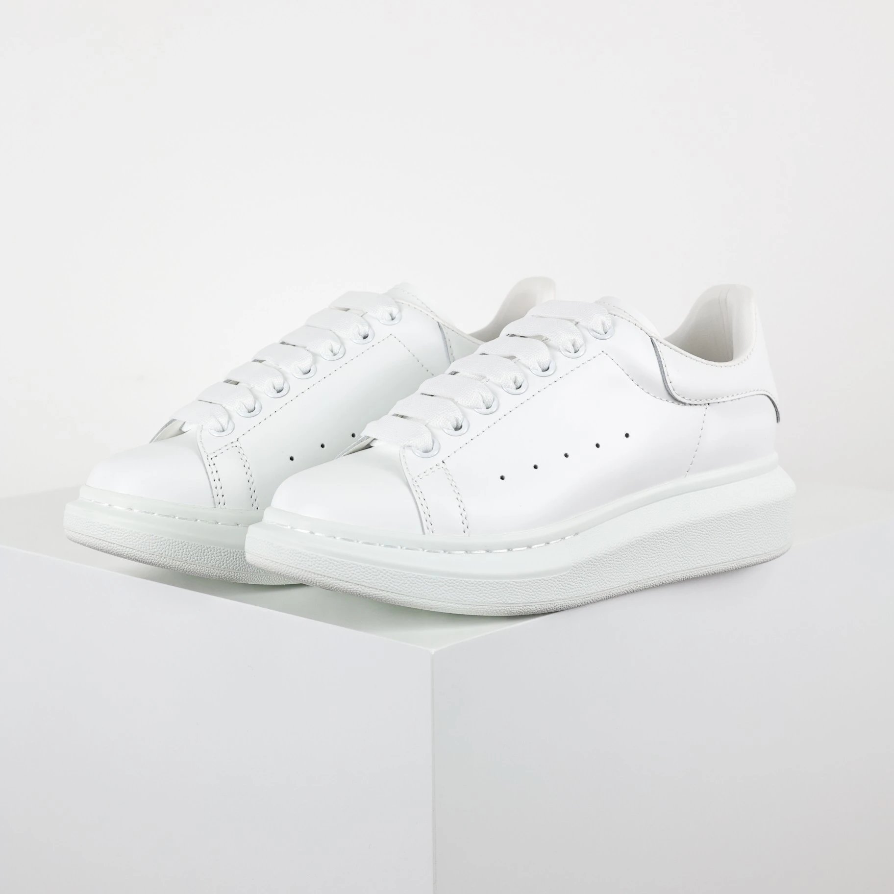 🔑W499420【渠道代工厂订单 Alexander McQueen 亚历山大麦昆小白鞋 白】原产品质 升级原楦原纸版数据开发 全套专柜包装物及配件(附送快递加固牛皮纸盒)外盒标嵌入核心防伪