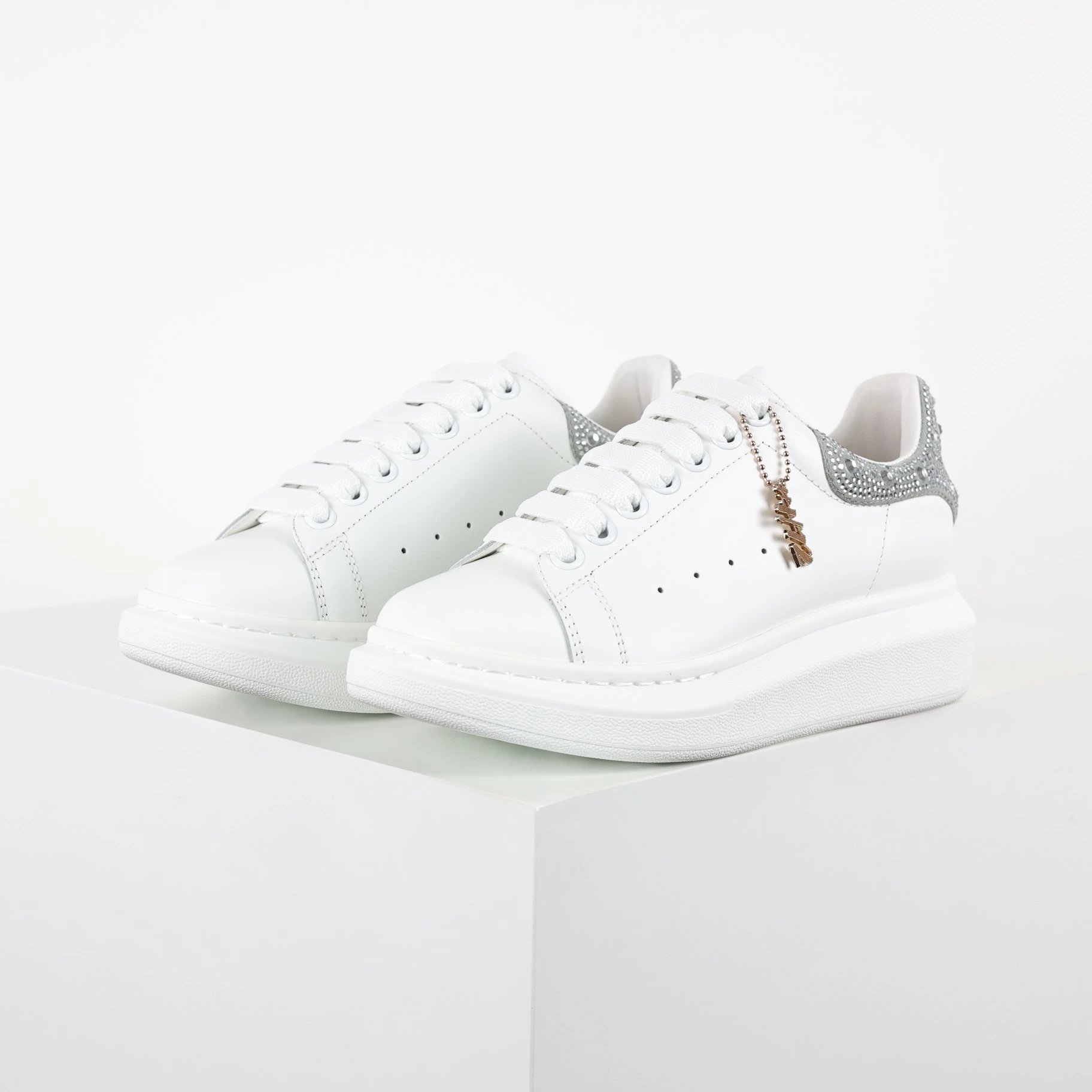 🔑W500420【H12纯原广奢系列 Alexander McQueen 麦昆小白鞋  全黑白尾】原版购入升级原楦原纸版数据 一比一开发 高端零售版本 售卖5年此版本品质做工细节清洁度非常稳定