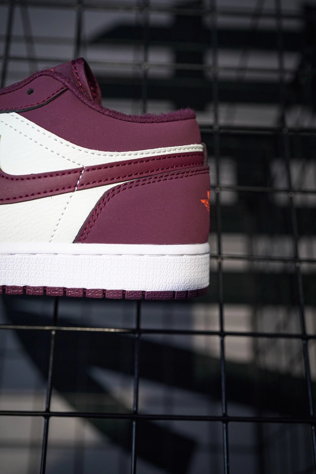 aj1 maroon