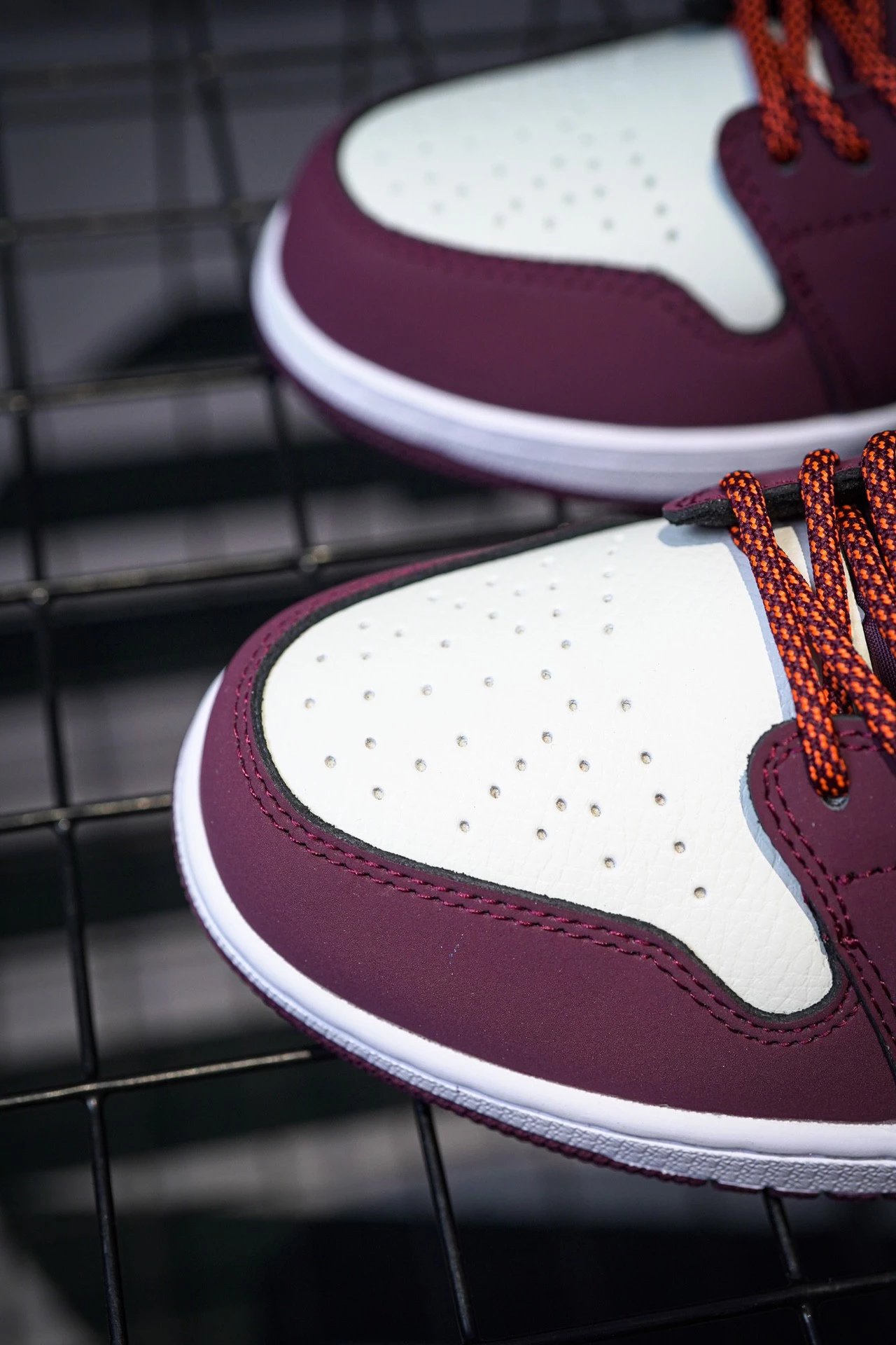 aj1 low maroon