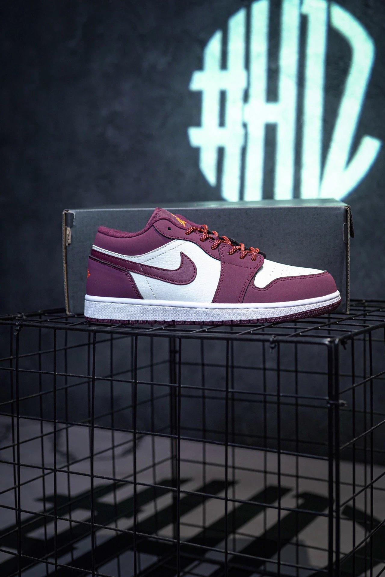 aj1 maroon
