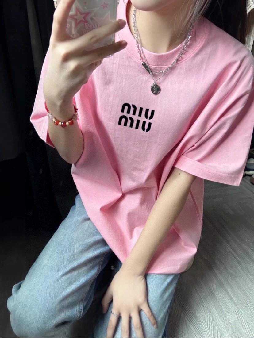 【上新】{8:6}Miumiu缪缪 纯棉直筒字母印花T恤短袖情侣款  04