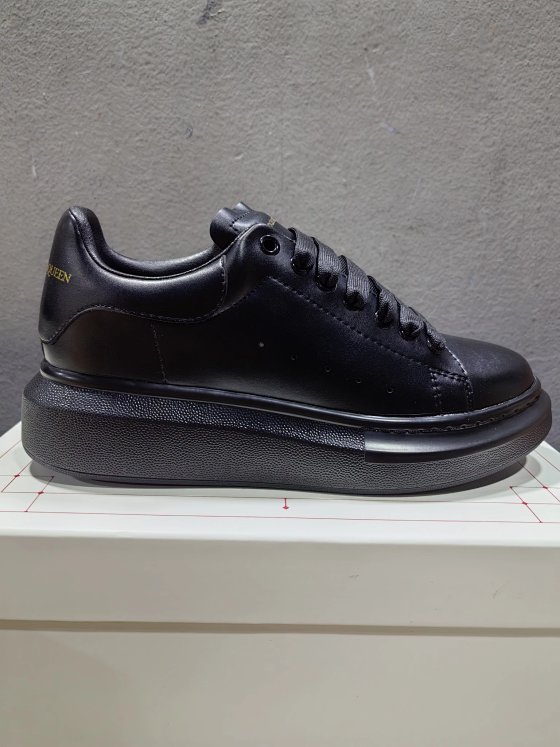 High Version Oversized Alexander McQueen Pure Black Limited Time Offer Guangdong Dongguan In Stock Real Photos MCQ Oversized Logo Round Toe Lace-Up Latex Insole Soft and Bouncy Lightweight Comfortable Versatile Casual Shoes Correct Shape Thick Heel Height Increasing Low Top Fashion Sneakers Trendy Item