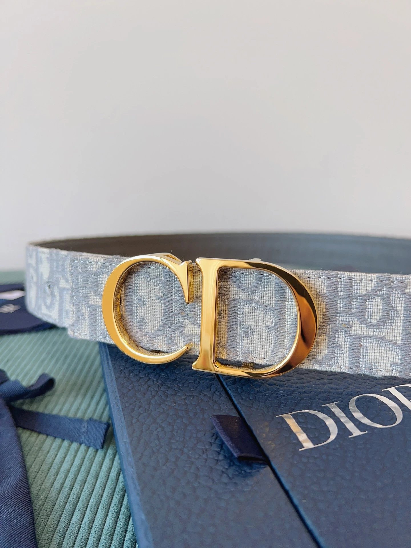No. 13 - Gray Fabric / Bright Gold Buckle