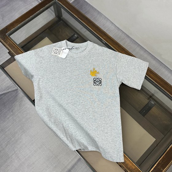 【Original Order 3 Colors】Loewe 26 New Edition Embroidered Logo Custom Pure Cotton Short-Sleeve T-Shirt Round Neck Half-Sleeve Loose Fit Unisex Couple Style Men's Summer Minimalist Fashion Casual Versatile Top Classic British European Original High-End Brand Men's T-Shirt Low's Family Luo's Family Antarctic Star