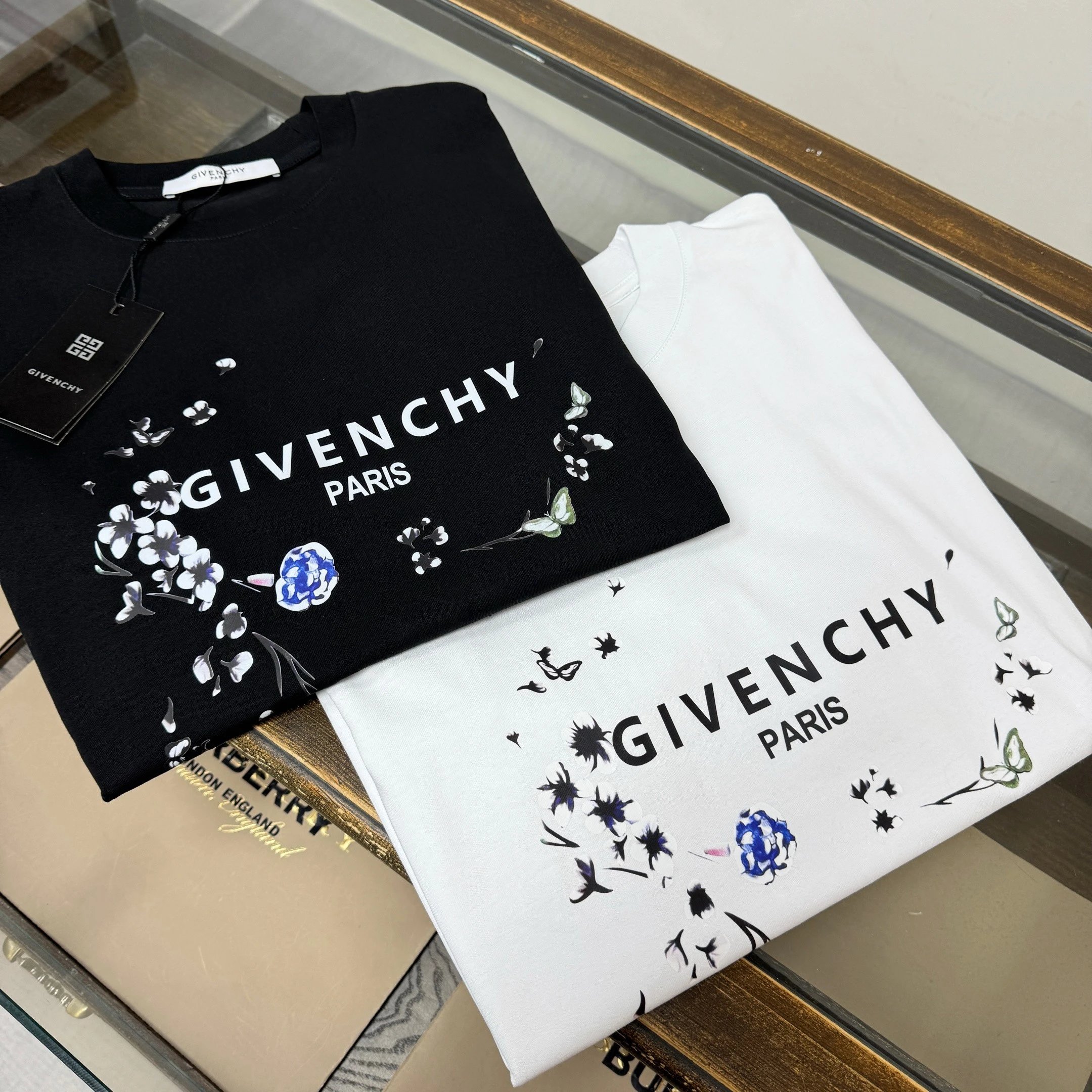 【Authentic Overseas Purchase, 2 Colors】GIVENCHY New 2026 Logo Print Custom Cotton Short-Sleeve T-Shirt Round Neck Relaxed Fit Unisex Classic Solid Color Men's Summer Minimalist Casual Versatile Top Classic British European Authentic High-End Designer T-Shirt Men's Wear GIV Givenchy