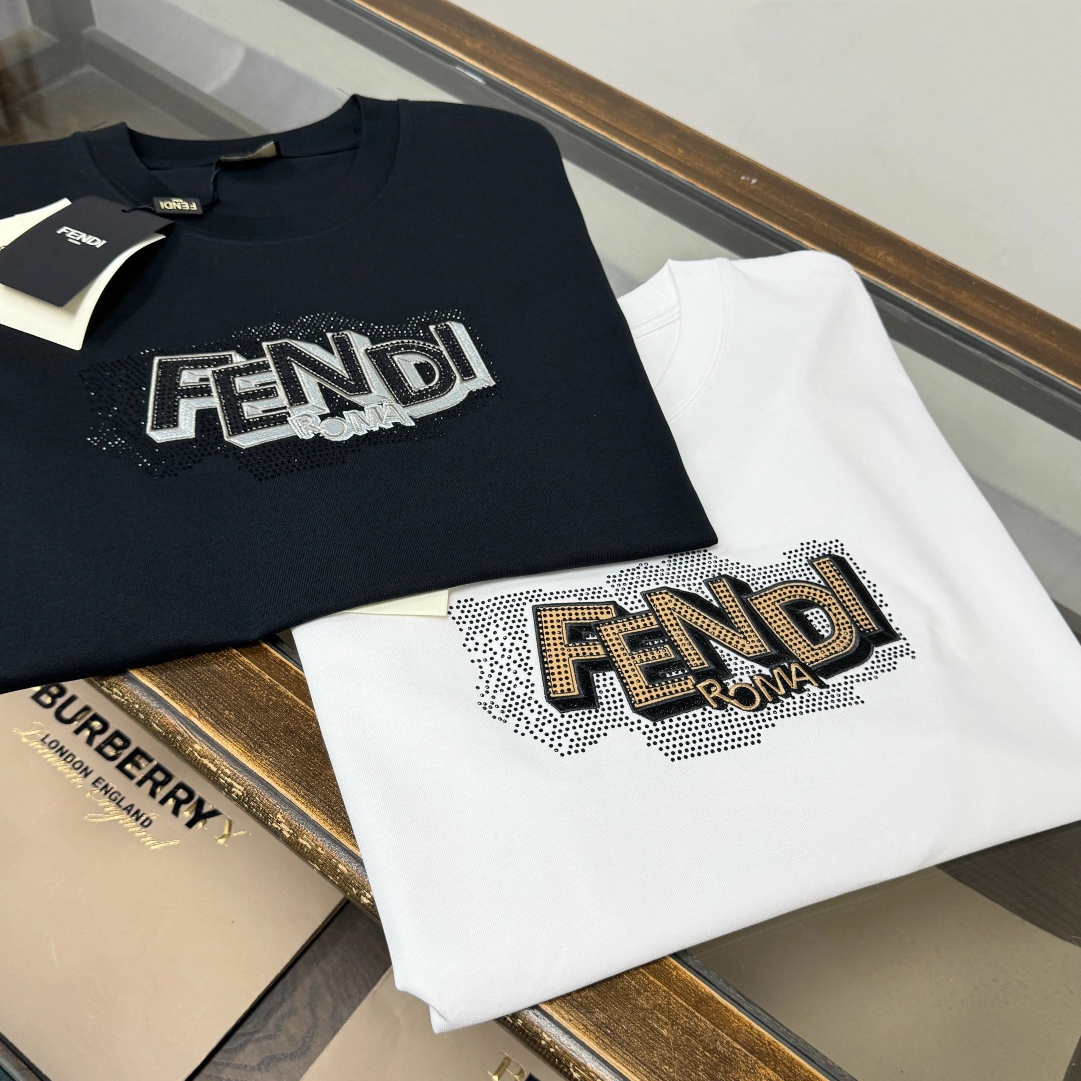 【Original Order 2 Colors】FENDI 26 New Embroidered Logo Custom Cotton Short Sleeve T-Shirt Round Neck Oversized Unisex Solid Color Men's Summer Minimalist Casual Versatile Top Classic British European Original High-End Brand Men's T-Shirt FENDI