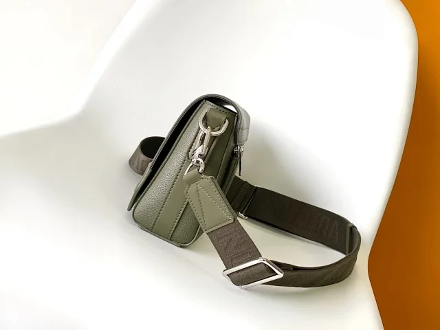 Louis Vuitton Crossbody Bags Flap Bag with Wide Adjustable Strap product detail image 4
