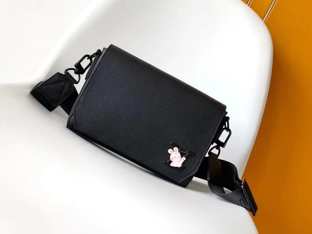 Louis Vuitton Crossbody Bags Flap Bag with Wide Adjustable Strap — 2 black (22*16.5*7cm)