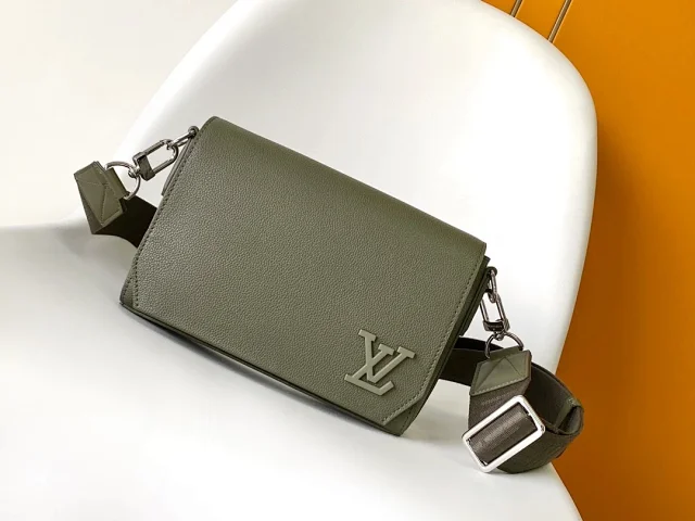 Louis Vuitton Crossbody Bags Flap Bag with Wide Adjustable Strap product detail image 2