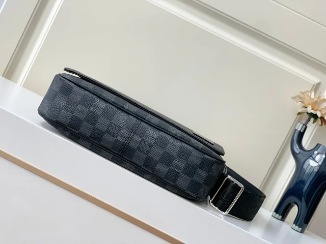 Louis Vuitton Crossbody Bags Flap Bag with Wide Adjustable Strap product detail image 19
