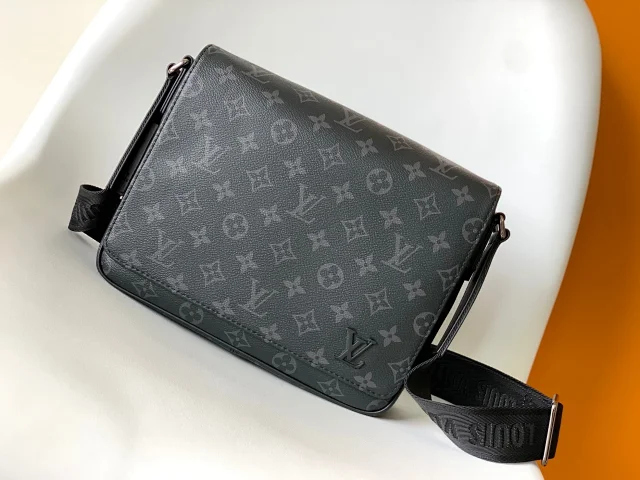 Louis Vuitton Crossbody Bags Flap Bag with Wide Adjustable Strap product detail image 12