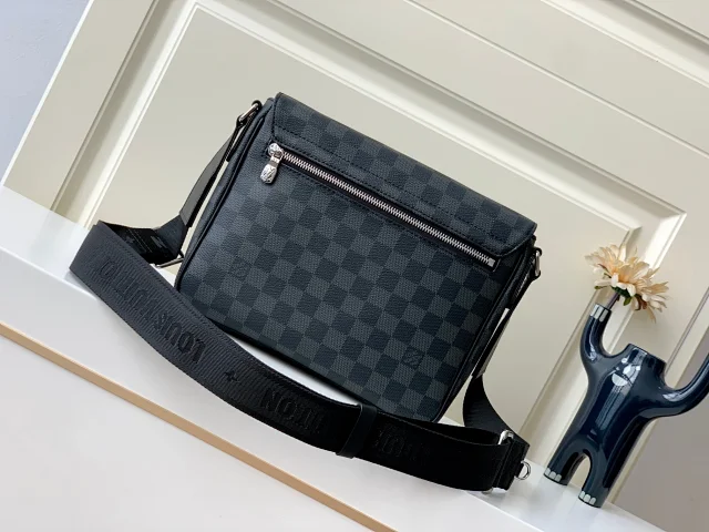 Louis Vuitton Crossbody Bags Flap Bag with Wide Adjustable Strap product detail image 18