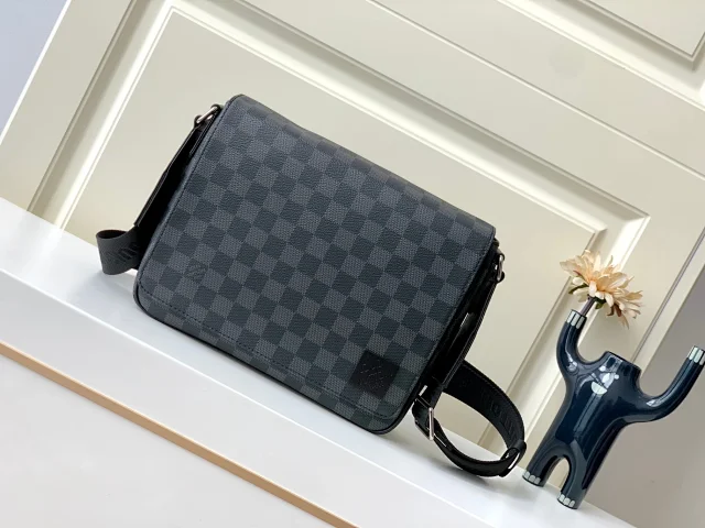 Louis Vuitton Crossbody Bags Flap Bag with Wide Adjustable Strap product detail image 16