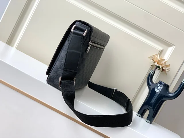 Louis Vuitton Crossbody Bags Flap Bag with Wide Adjustable Strap product detail image 17