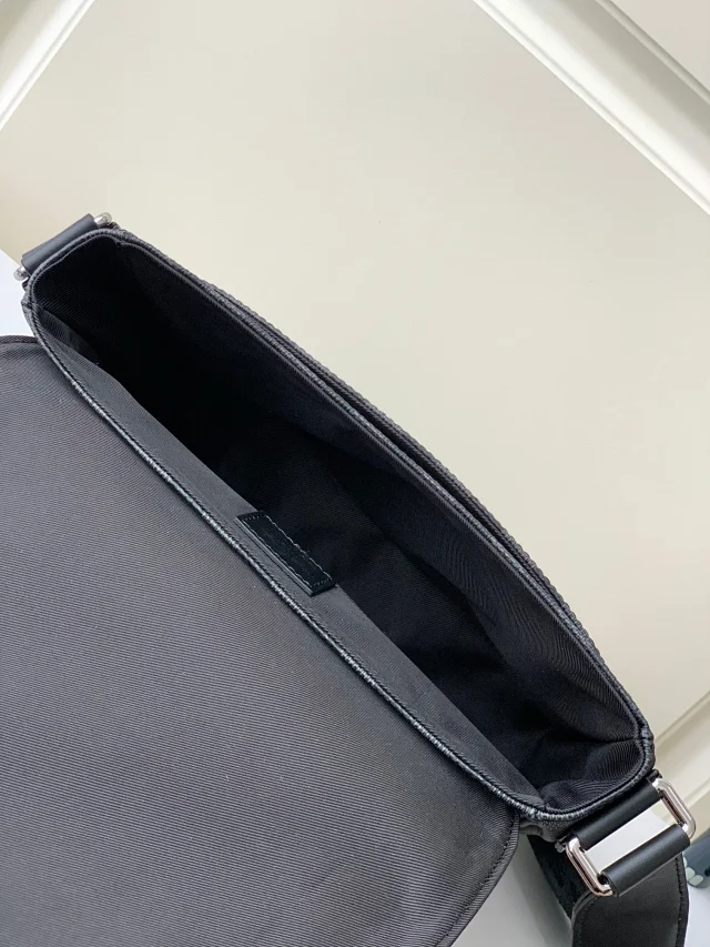 Louis Vuitton Crossbody Bags Flap Bag with Wide Adjustable Strap product detail image 20