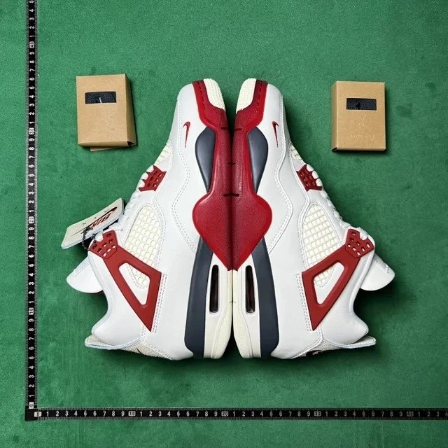 39 white and red IQ8055-100