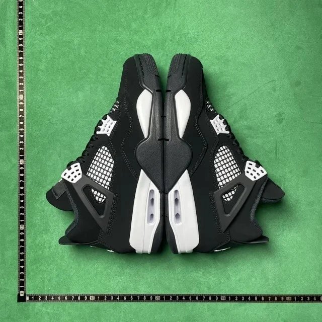 No. 34 Black and White Thunder God FQ8138-001