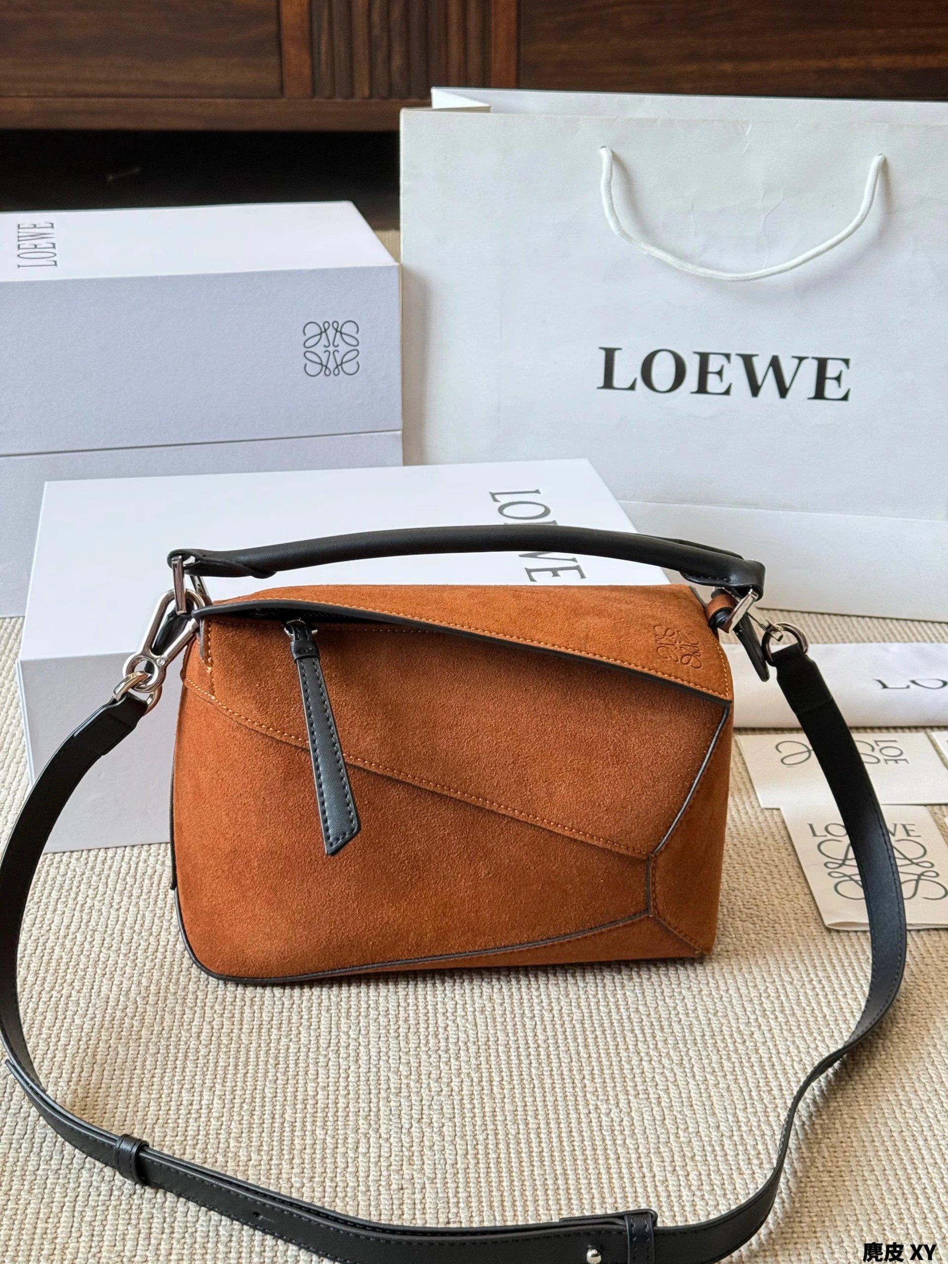 麂皮Loewe Puzzle几何手袋Loewe Puzzle系列手袋焦糖色缎面小牛皮罗意威几何包斜挎包单肩包，触感细腻又耐用.几何宽肩带+同色五金，细节满分，轻巧便携，日常出街或旅行都很适