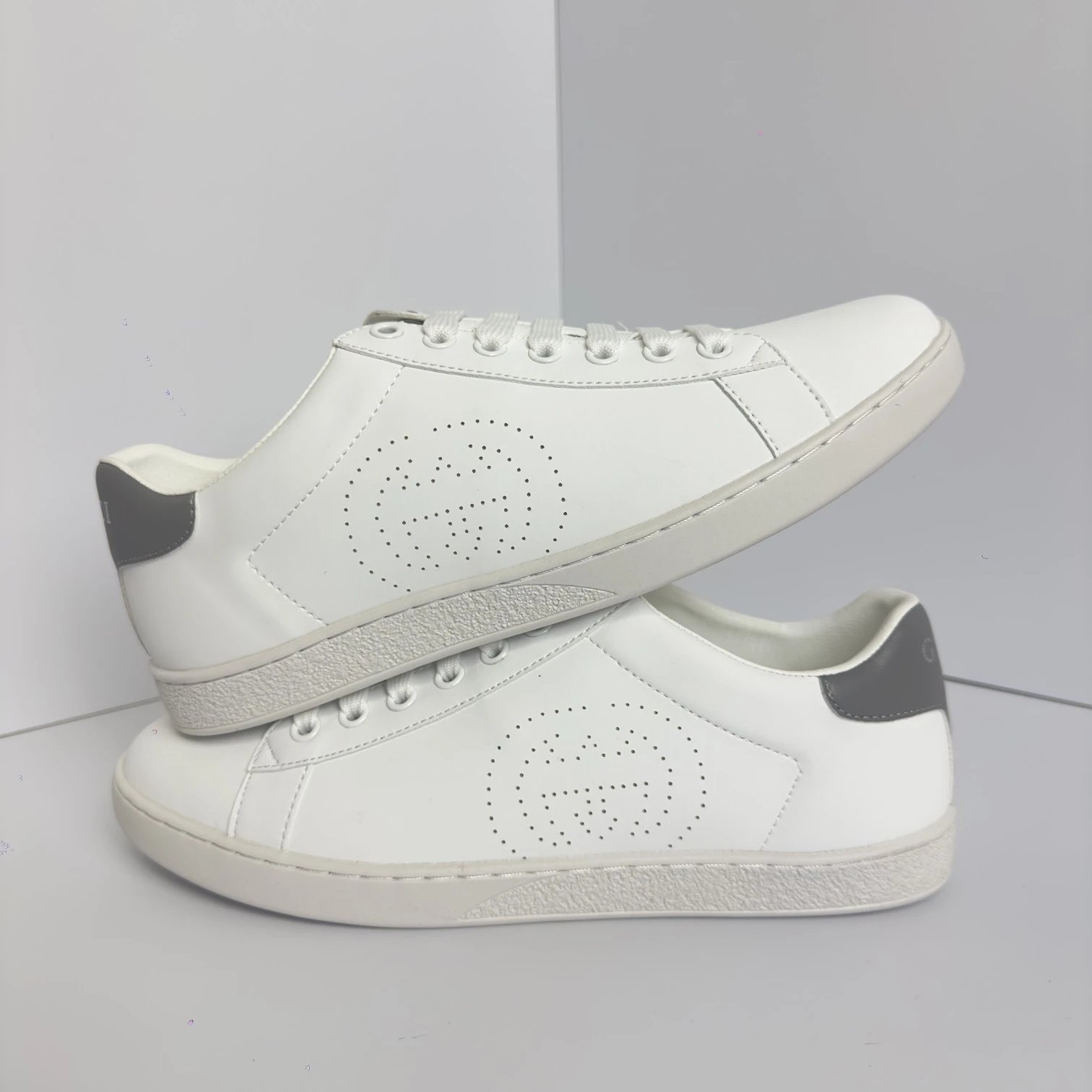 「广货高版本 现货实拍」古驰高版本 Gucci Ace系列穿孔双G款后跟灰色版本小白鞋 GG家低帮复古休闲训练鞋 男女同款经典灰尾板鞋 星星小蜜蜂小白鞋 古驰百搭纯白灰尾运动鞋