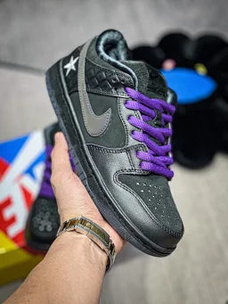 thumbnail for N518440【原装公司级 Familia x NK SB Dunk Low “First Avenue” 】联名3M反光黑紫 整双鞋以大面积黑色为主调，鞋身采用皮革与麂皮材质的拼接打造，彰显