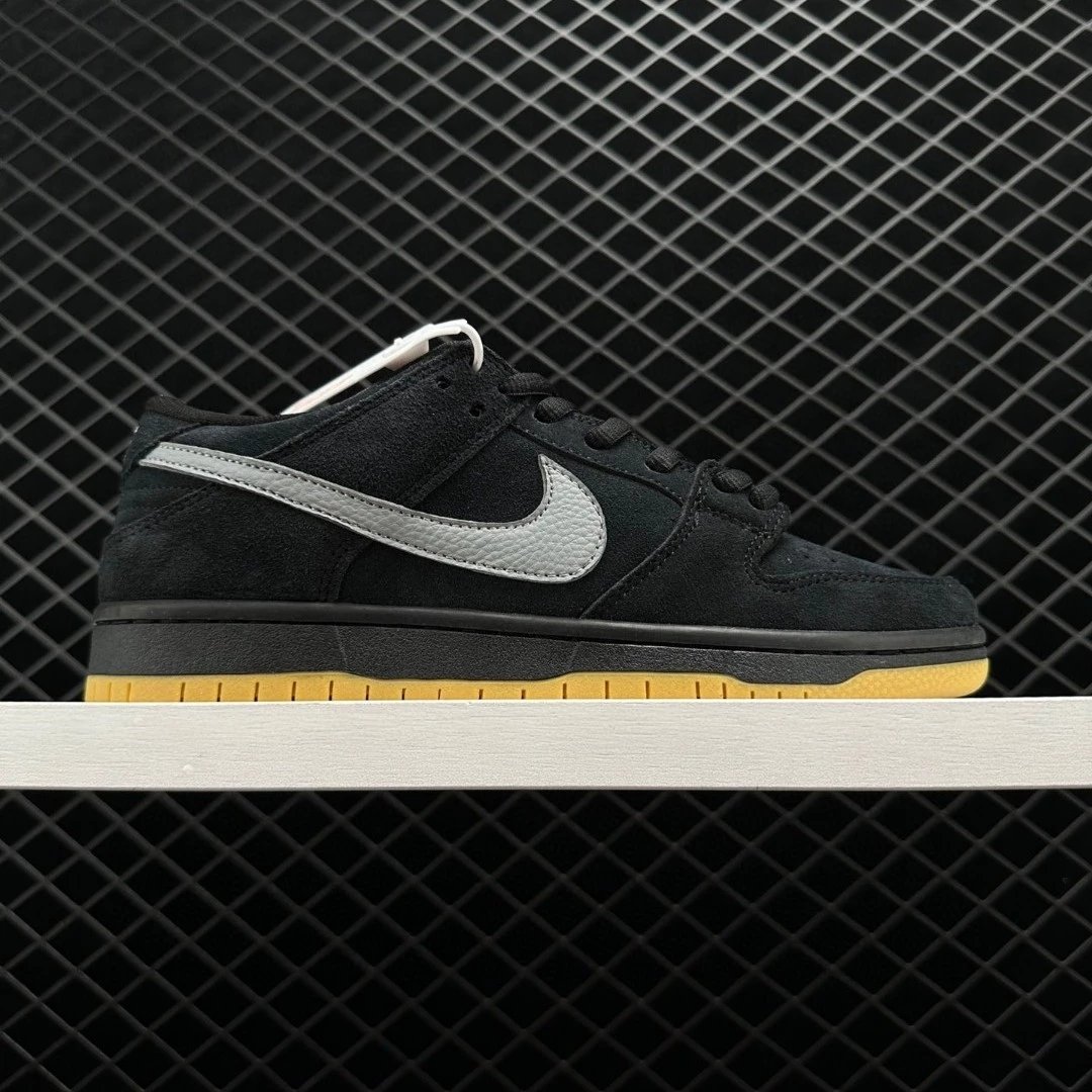 Corporate Nike Dunk SB Low Pro Fog Black Raw Gum Men's and Women's Low Top Classic Sports Board Shoes Men's and Women's Retro Hundred Casual Shoes Mesh Breathable Comfortable Shock Absorption Black BQ6817 010