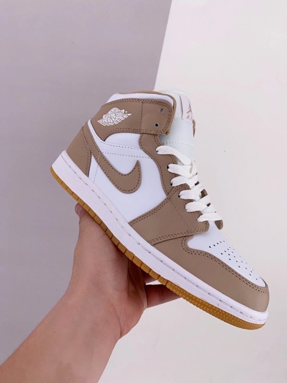Nike Air Jordan AJ1 Retro Mid Tan Gum Men's and Women's Jordan 1 Generation Mid Sports Basketball Shoes Men's and Women's Comfortable and Breathable Board Shoes Retro Vintage Hundreds of Casual Shoes Hemp Yellow 554724 271