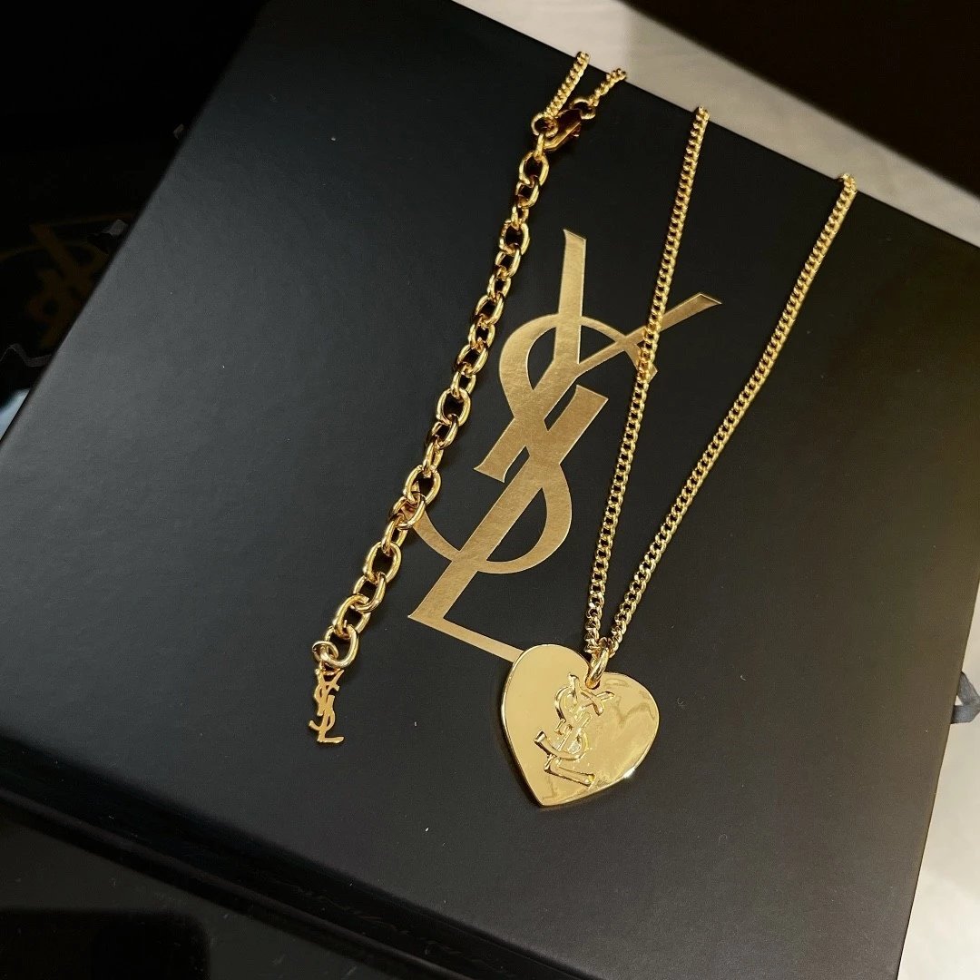 👑 太美😘😘2021火爆 [色][色]YSL圣罗兰 YSL 爱心 项链 潮人必备，网红同款，值得入手！专柜一致黄酮材质，复古的电镀工艺也做得很到位  原单  帅爆辣 ⭐️⭐️项链