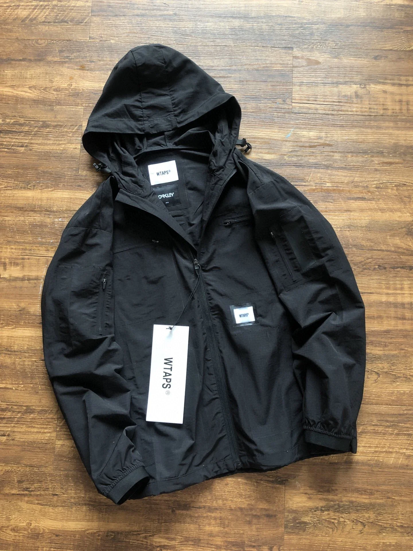 超炫有型！无缝压胶！WTAPS KEYS OAKLEY限量联名轻量防风拒水冲锋夹克