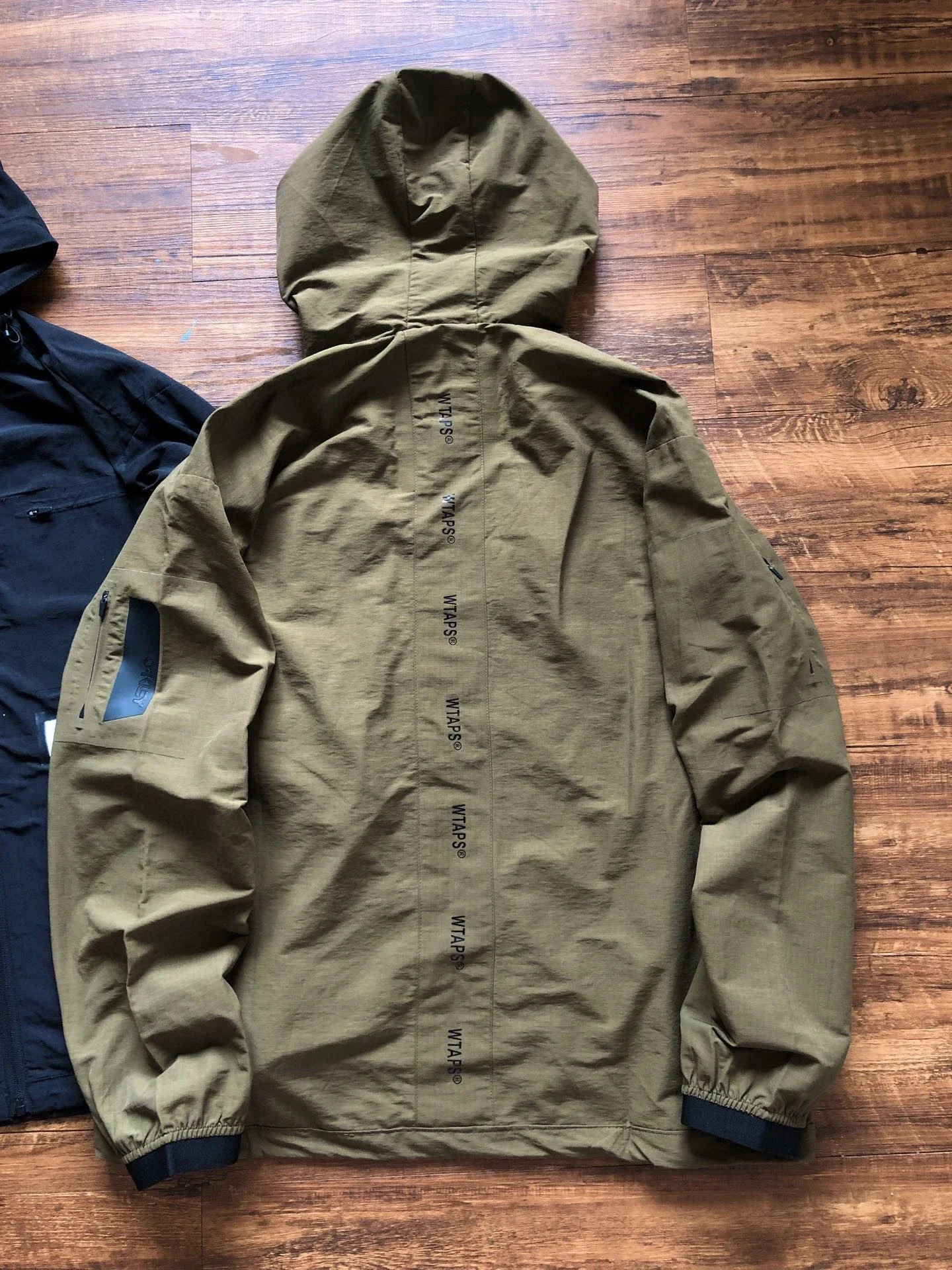 超炫有型！无缝压胶！WTAPS KEYS OAKLEY限量联名轻量防风拒水冲锋夹克