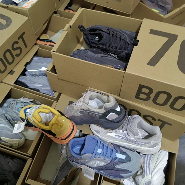 买手评测团 PT鞋系列 公司级 AD椰子Yeezy Boost 700 V2 团购价179元包邮（得物3600元起） 买手党-买手聚集的地方
